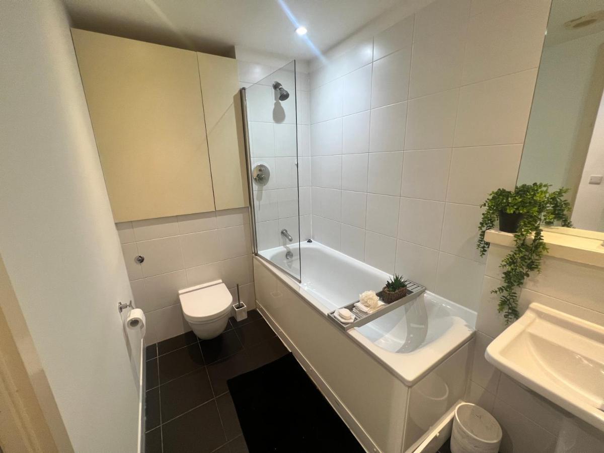 Canary Luxury Modern 1 Bedroom Appartement *